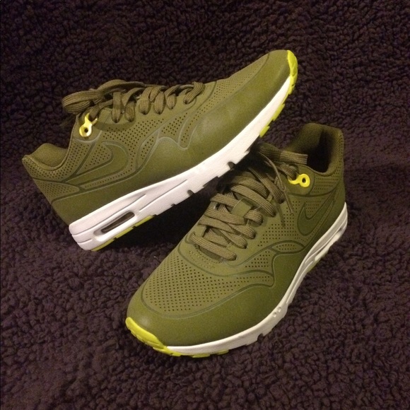 Nike Shoes - Nike Air Max Moire